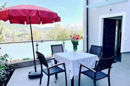 Schattige Terrasse vor dem Eingang zur Ferienwohnung Margarethe in Velden am Wörthersee