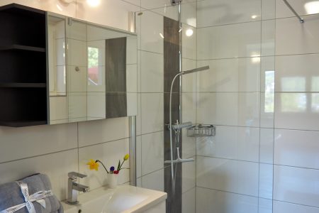 Badezimmer mit großer Dusche in der Ferienwohnung Margarethe in Velden am Wörthersee