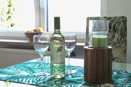 Flasche Wein ung zwei Gläser am Küchentisch in der Ferienwohnung Margarethe in Velden am Wörthersee