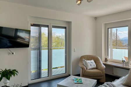 Blick vom Schlafzimmer zum Balkon in der Ferienwohnung Margarethe in Velden am Wörthersee