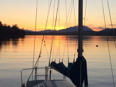 Abendstimmung mit Segelboot am Wörthersee