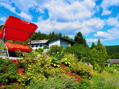 Hollywoodschaukel im Garten der Ferienwohnung Margarethe in Velden am Wörthersee