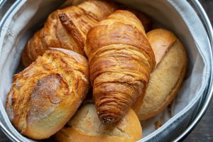 Frisches Frühstücksgebäck vom örtlichen Bäcker